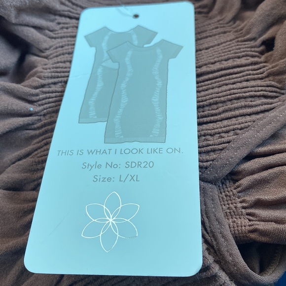 NWT Aura beautiful bodycon stretchy dress with beautiful ruching.Open sexy back - Picture 9 of 9